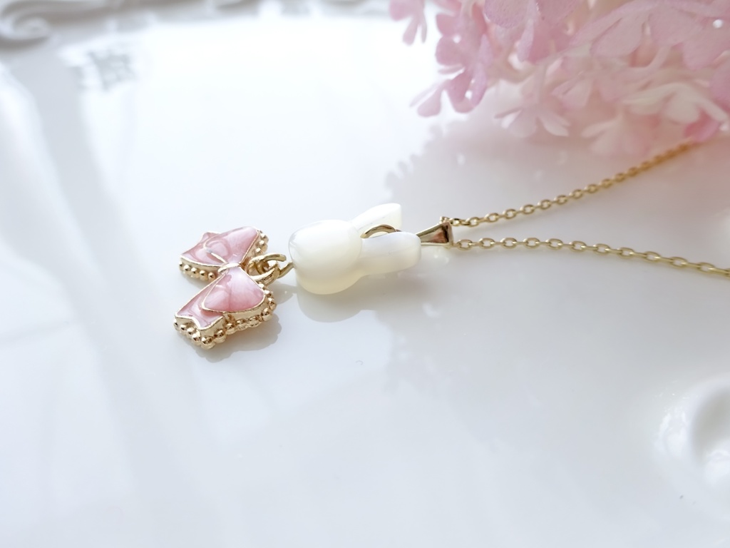 白蝶貝のスプリングバニーネックレス