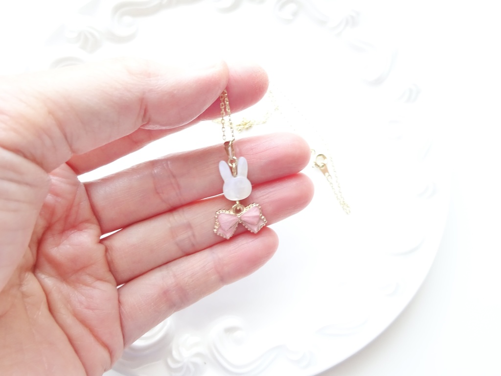 白蝶貝のスプリングバニーネックレス