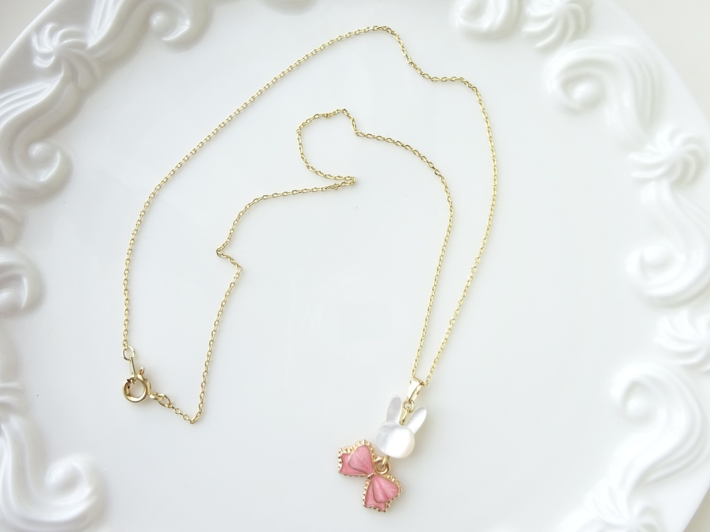 白蝶貝のスプリングバニーネックレス