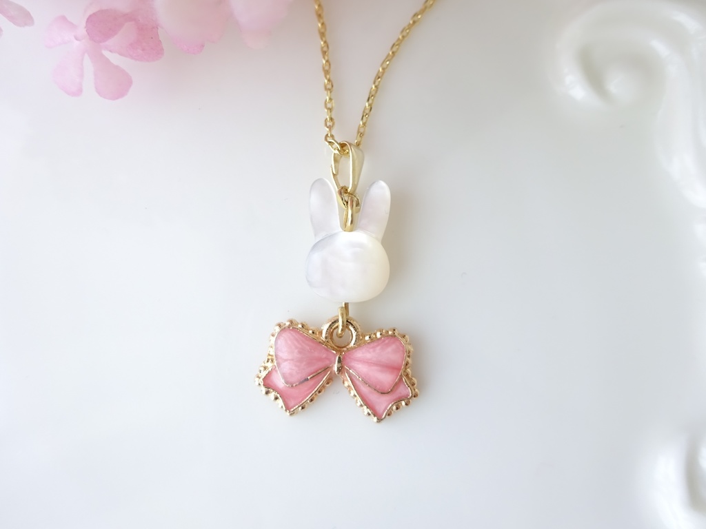 白蝶貝のスプリングバニーネックレス