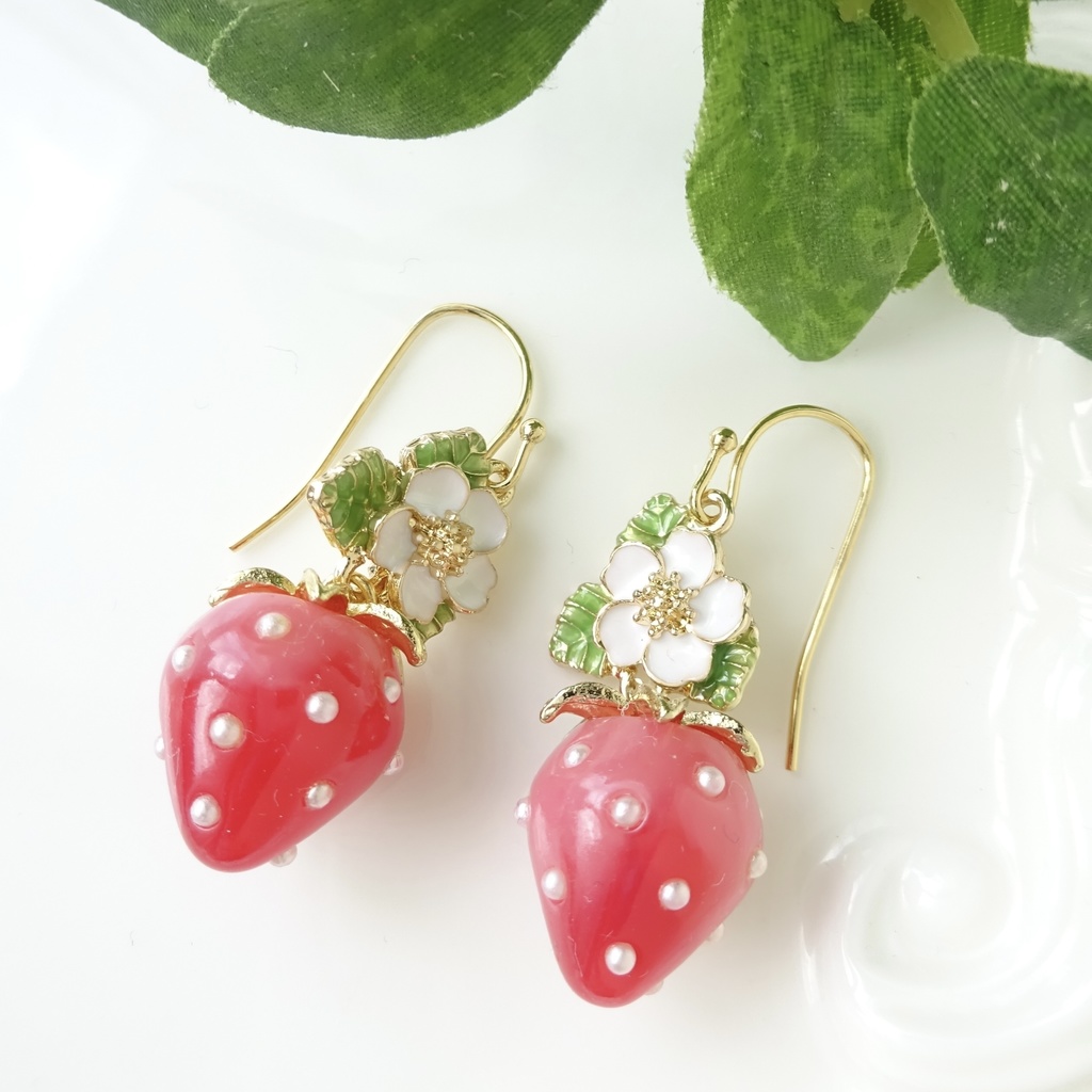 いちご畑のピアス・レッド(イヤリングOK)
