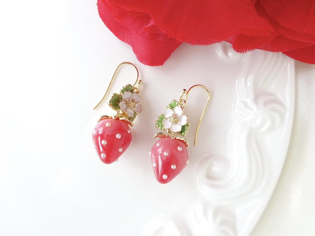 いちご畑のピアス・レッド(イヤリングOK)