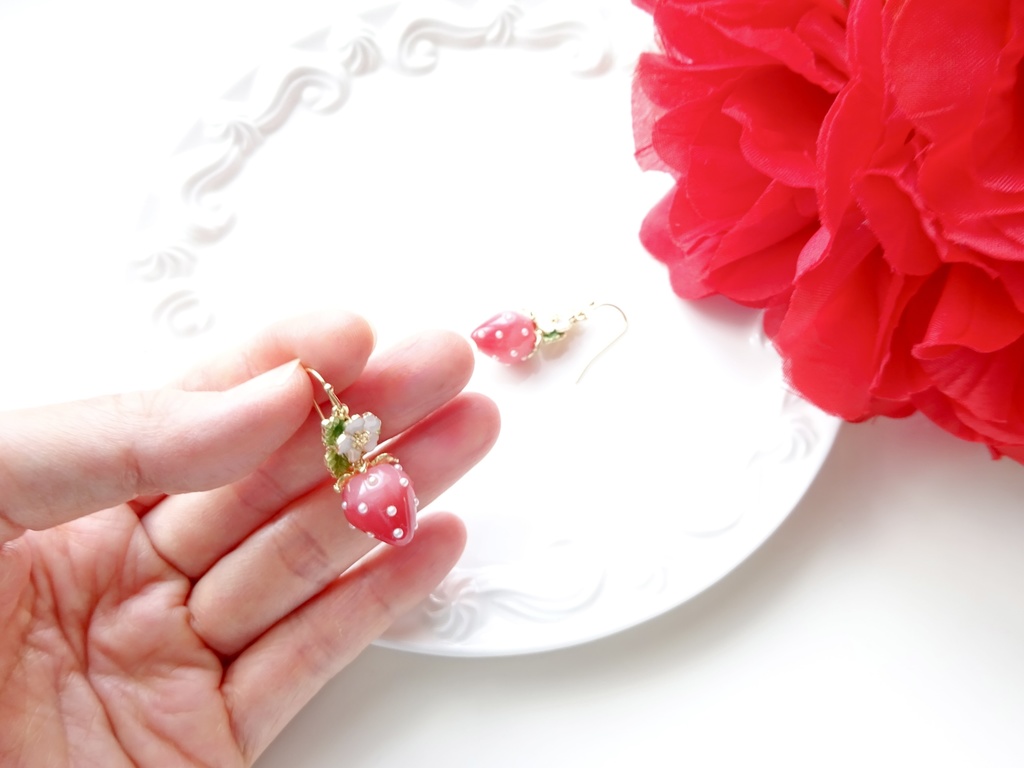 いちご畑のピアス・レッド(イヤリングOK)