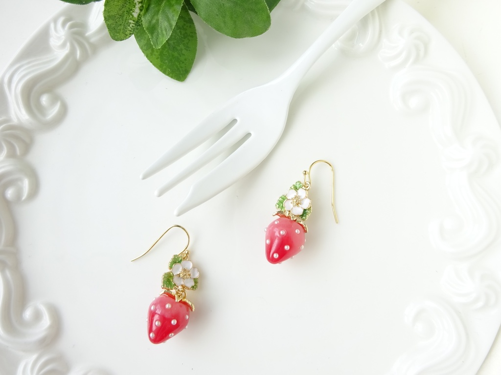 いちご畑のピアス・レッド(イヤリングOK)