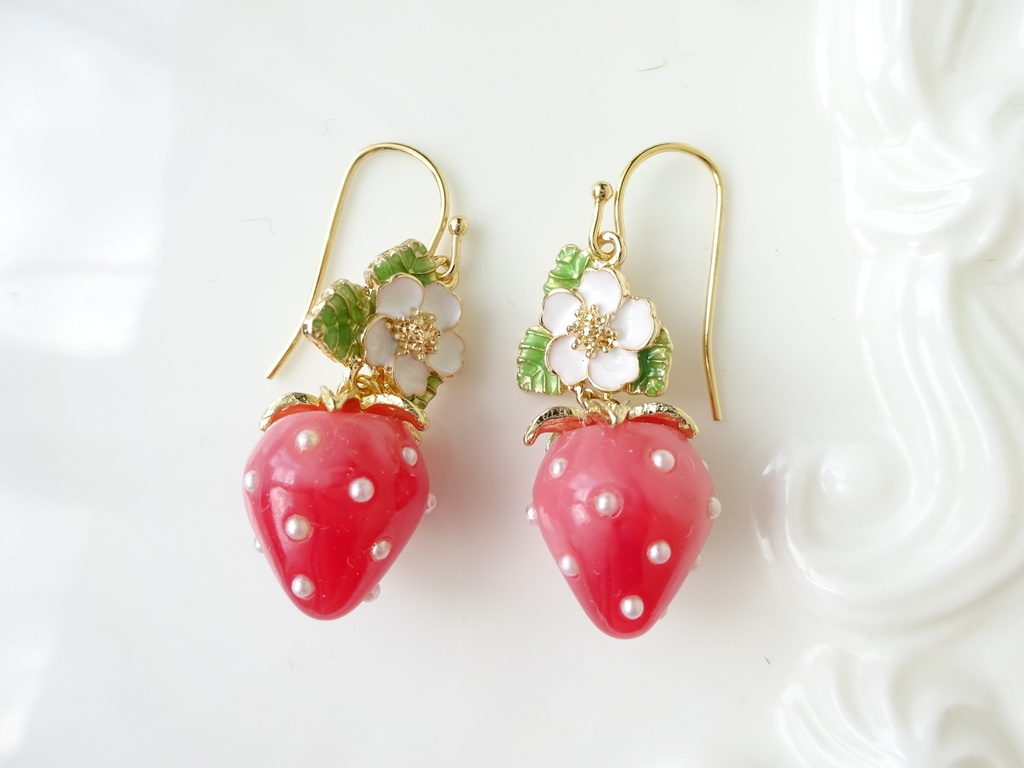 いちご畑のピアス・レッド(イヤリングOK)