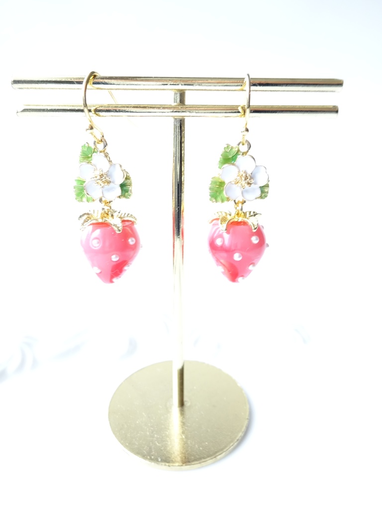 いちご畑のピアス・レッド(イヤリングOK)