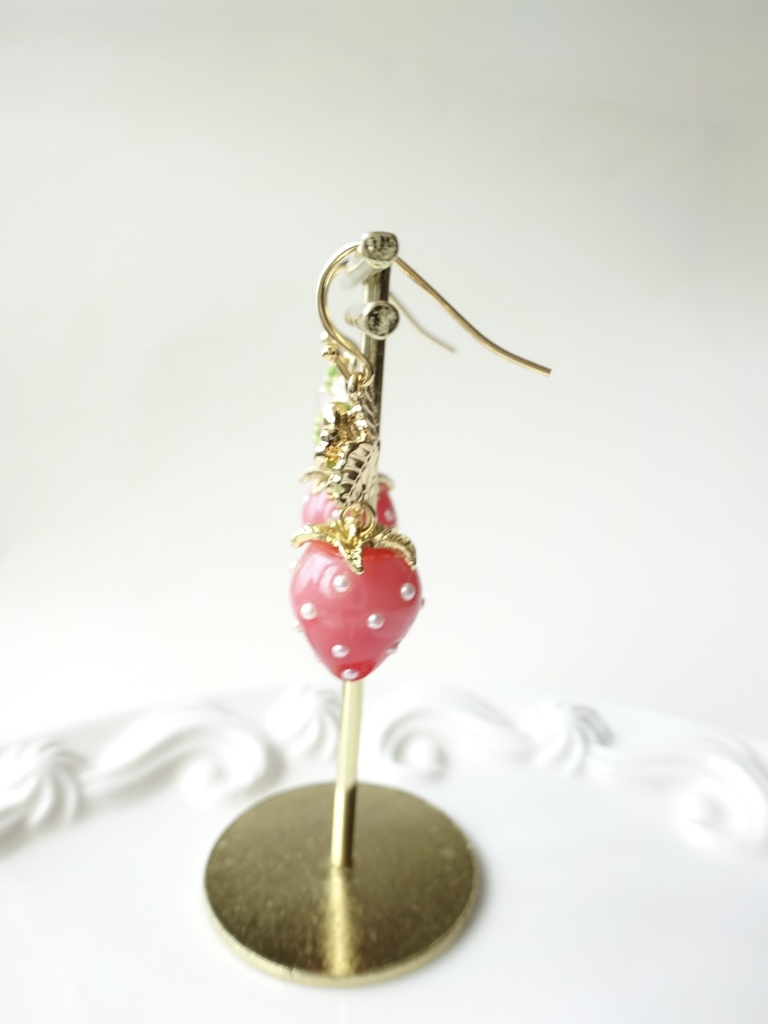 いちご畑のピアス・レッド(イヤリングOK)