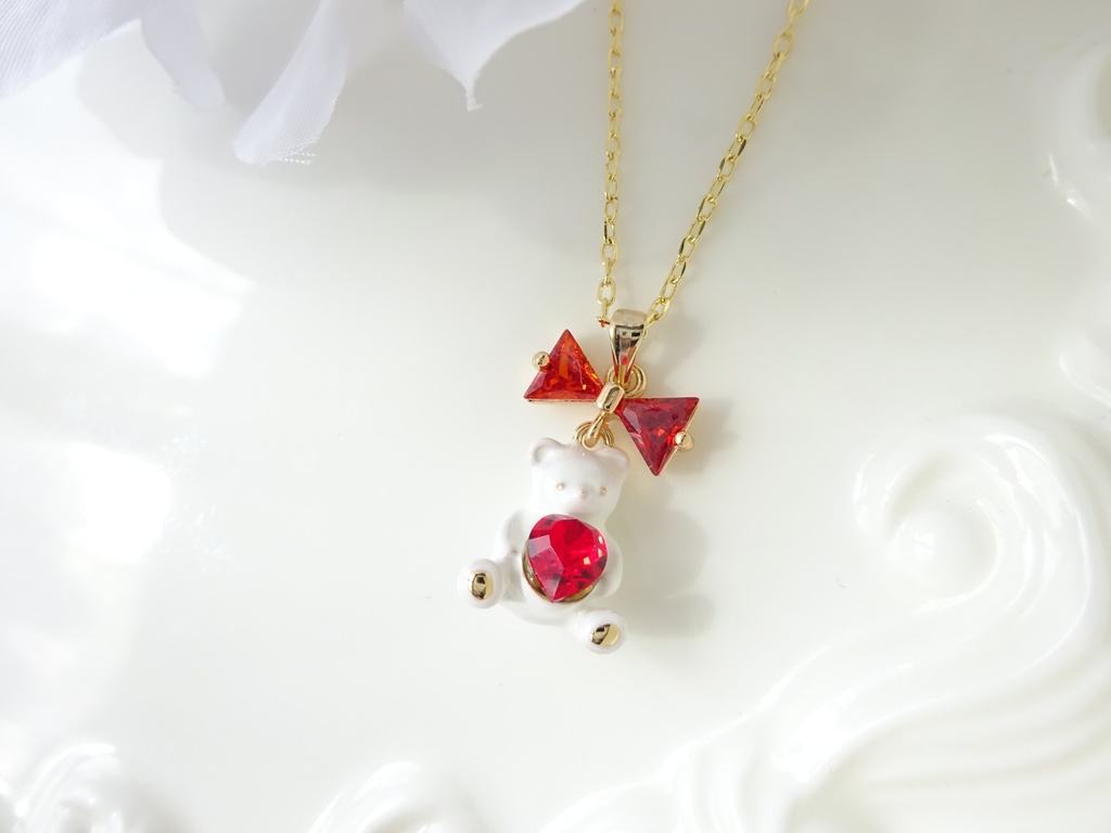 ハートを抱えたテディベアのネックレス