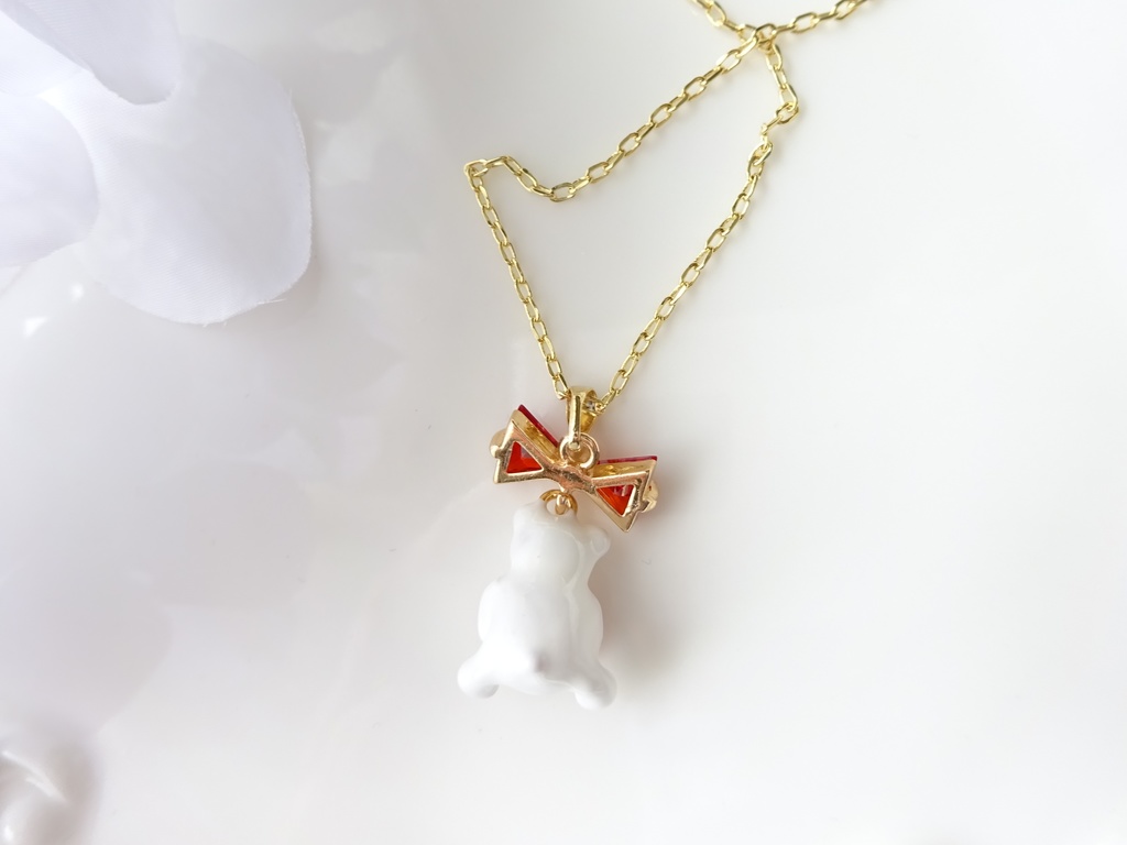 ハートを抱えたテディベアのネックレス