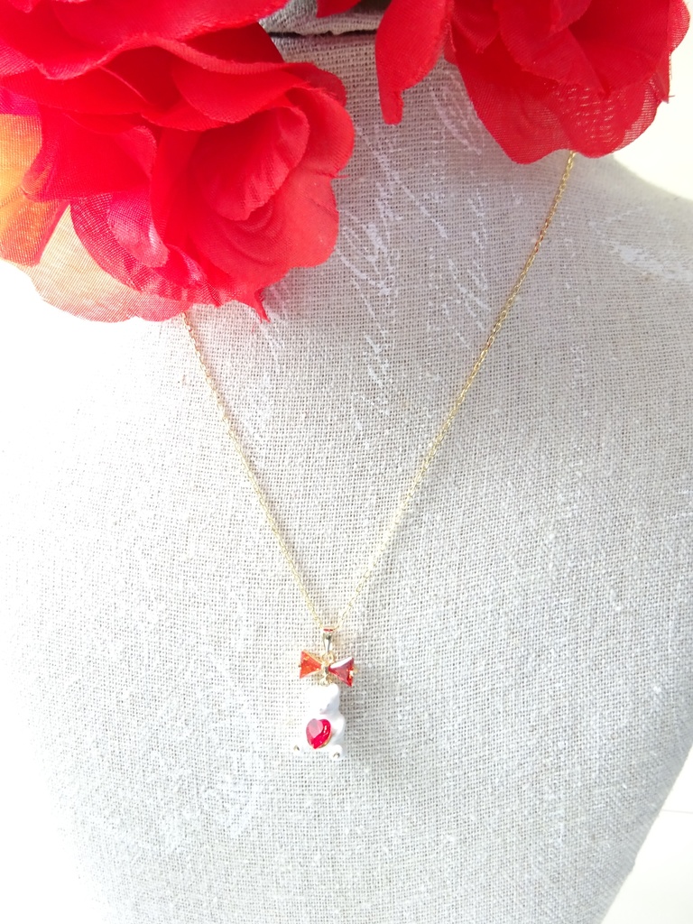 ハートを抱えたテディベアのネックレス