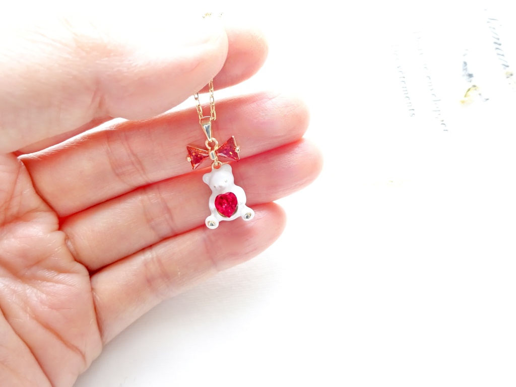 ハートを抱えたテディベアのネックレス