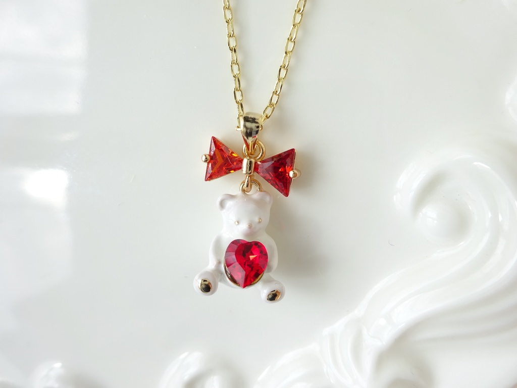 ハートを抱えたテディベアのネックレス