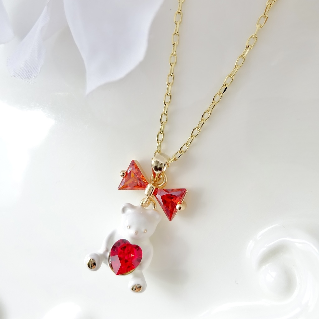 ハートを抱えたテディベアのネックレス