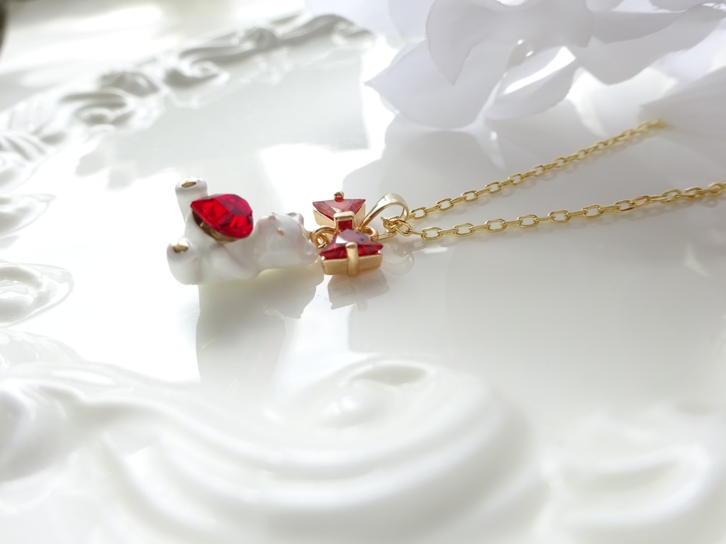 ハートを抱えたテディベアのネックレス