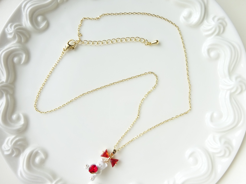 ハートを抱えたテディベアのネックレス