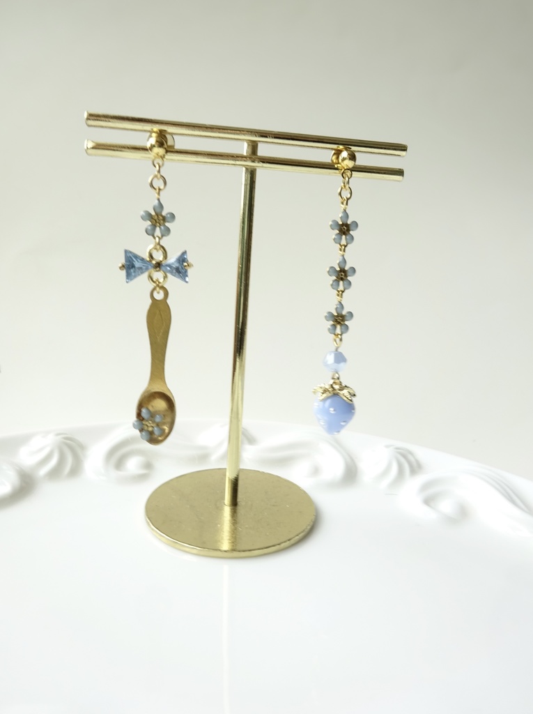 再販⭐︎水色苺とデザートスプーンのピアス(イヤリングOK)