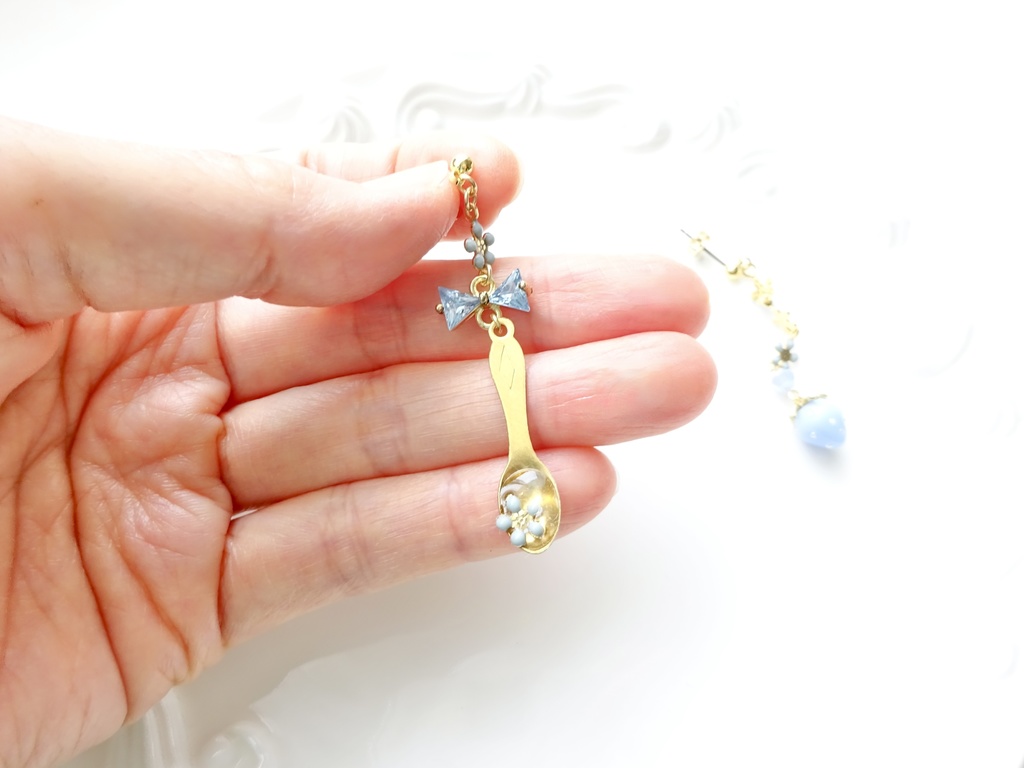 再販⭐︎水色苺とデザートスプーンのピアス(イヤリングOK)