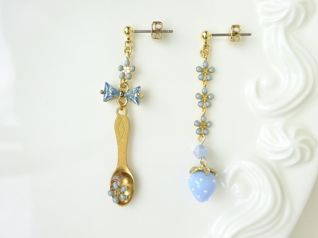 再販⭐︎水色苺とデザートスプーンのピアス(イヤリングOK)