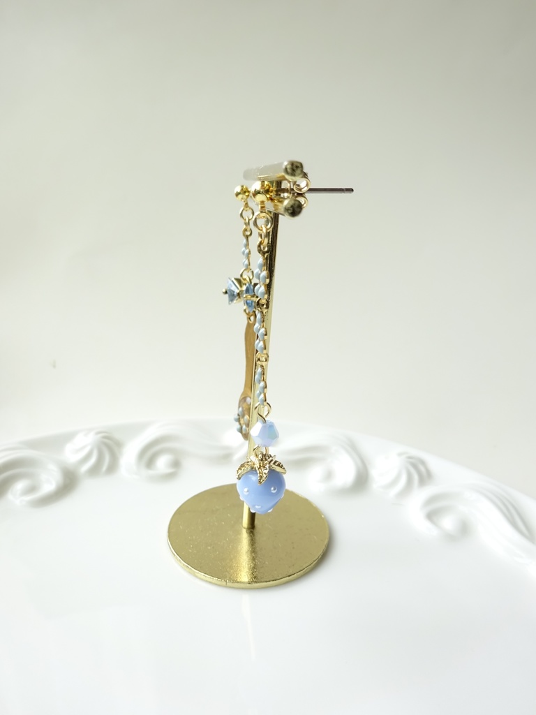 再販⭐︎水色苺とデザートスプーンのピアス(イヤリングOK)