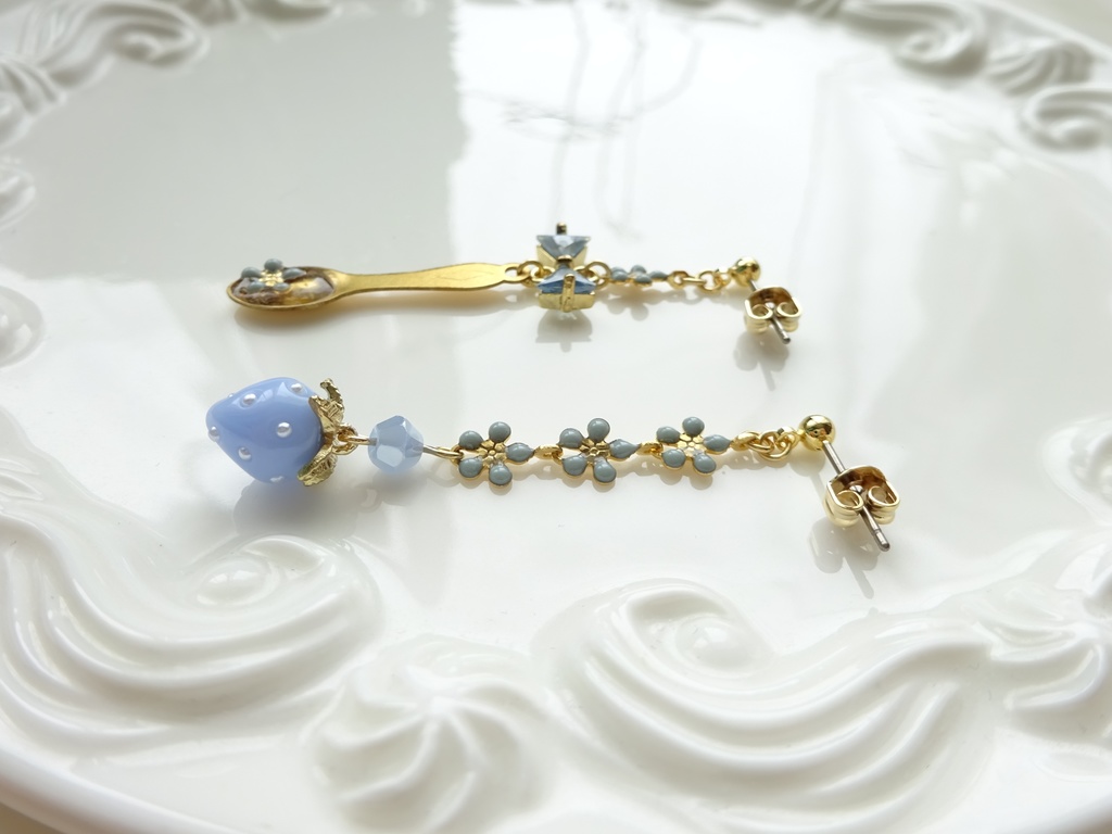 再販⭐︎水色苺とデザートスプーンのピアス(イヤリングOK)