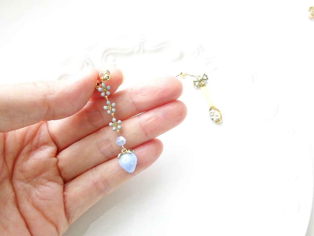 再販⭐︎水色苺とデザートスプーンのピアス(イヤリングOK)