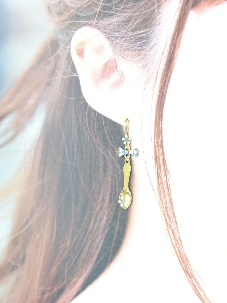 再販⭐︎水色苺とデザートスプーンのピアス(イヤリングOK)