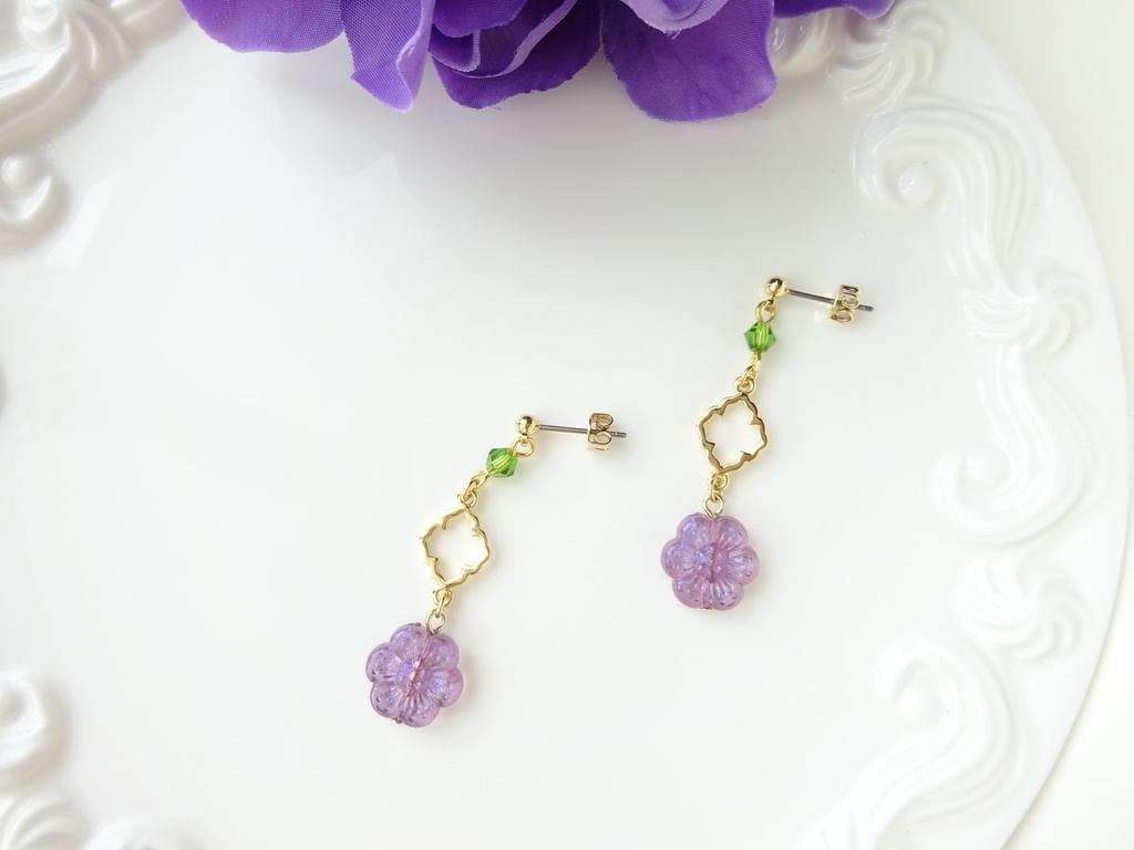 11時の花のピアス・パープル(イヤリングOK)