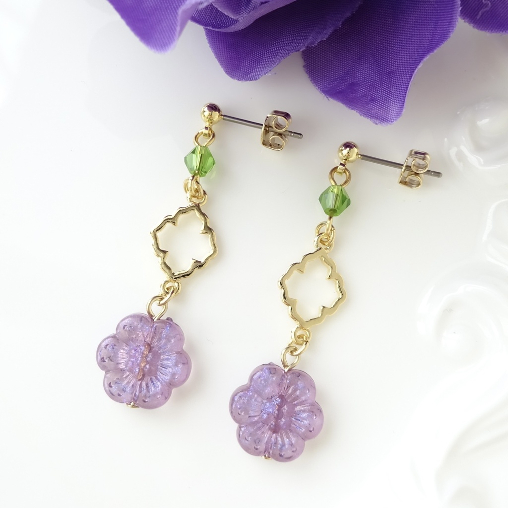 11時の花のピアス・パープル(イヤリングOK)