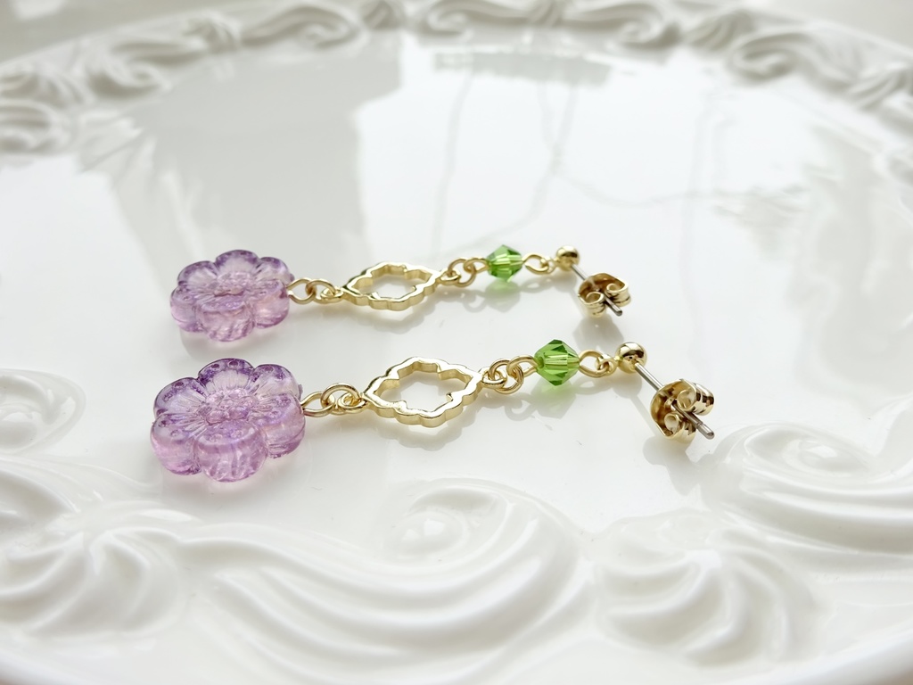 11時の花のピアス・パープル(イヤリングOK)