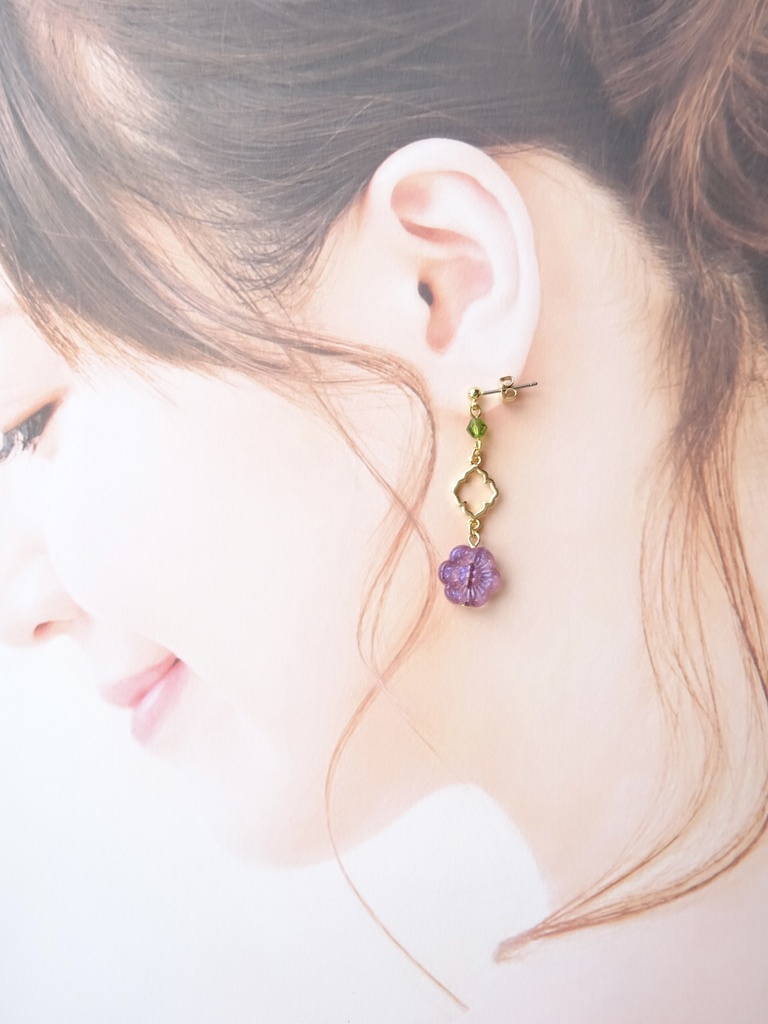 11時の花のピアス・パープル(イヤリングOK)