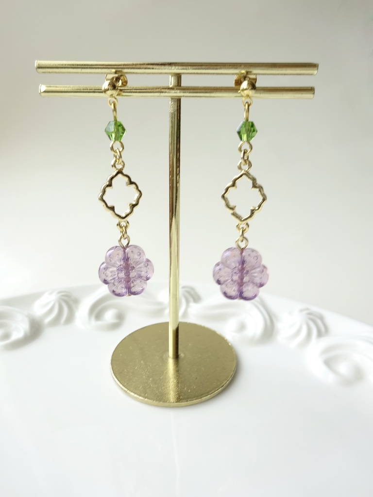11時の花のピアス・パープル(イヤリングOK)