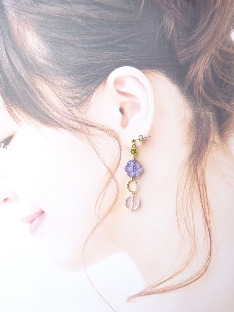 11時の花のピアス・青紫(イヤリングOK)