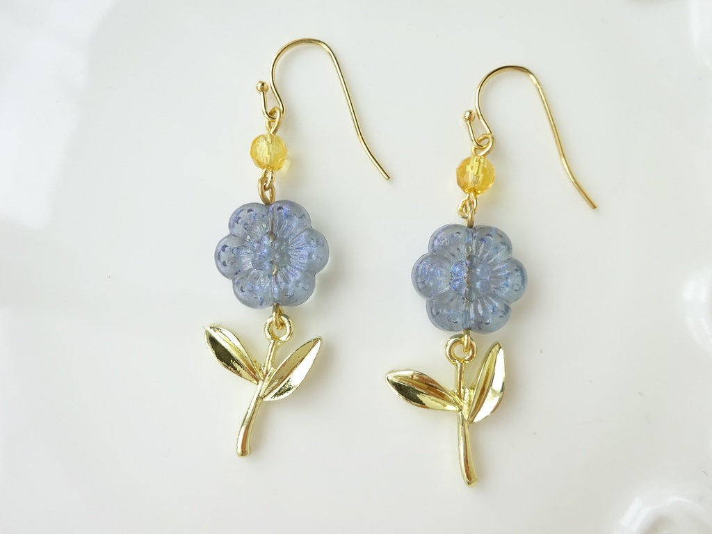 11時の花のピアス・ブルー(イヤリングOK)