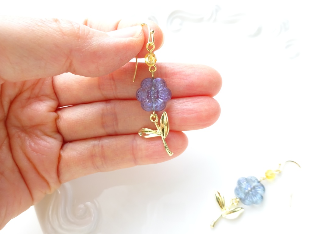 11時の花のピアス・ブルー(イヤリングOK)