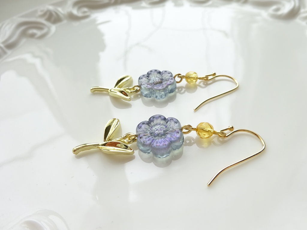 11時の花のピアス・ブルー(イヤリングOK)