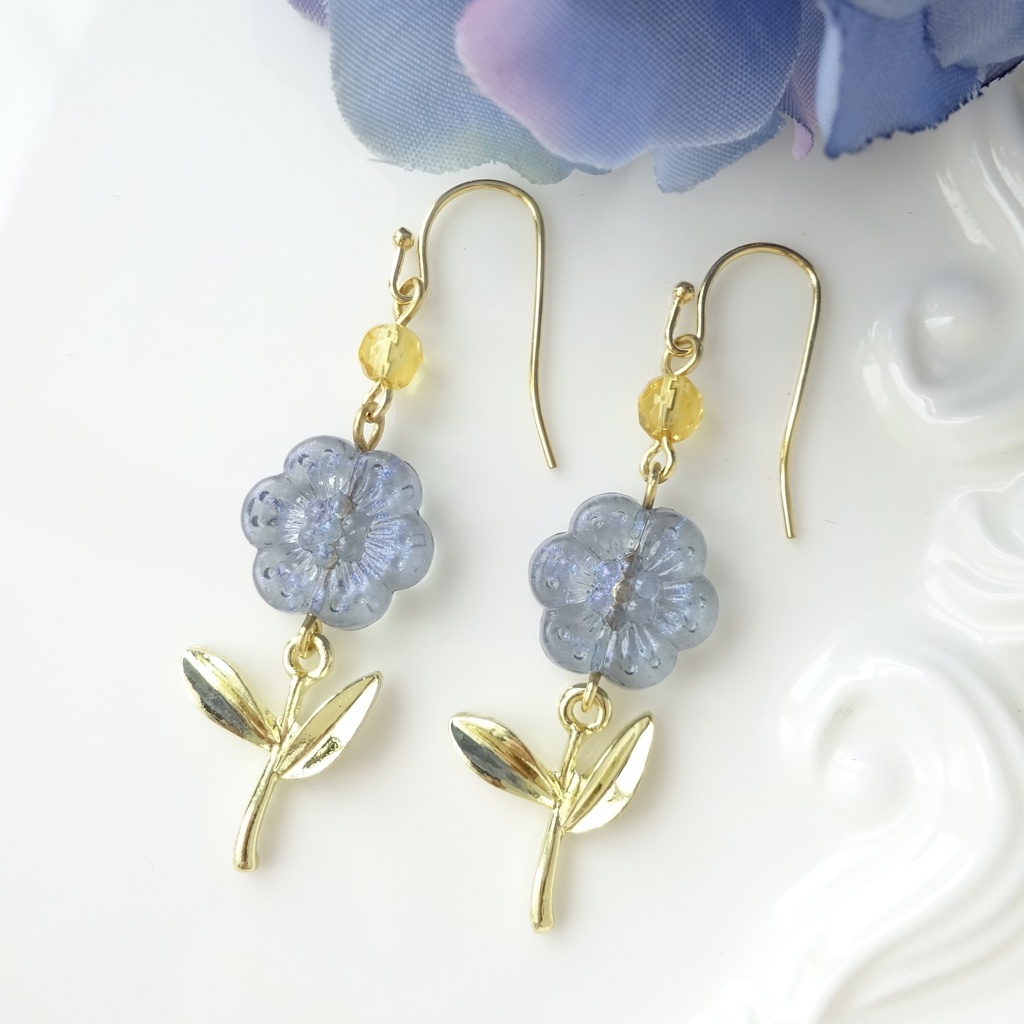 11時の花のピアス・ブルー(イヤリングOK)