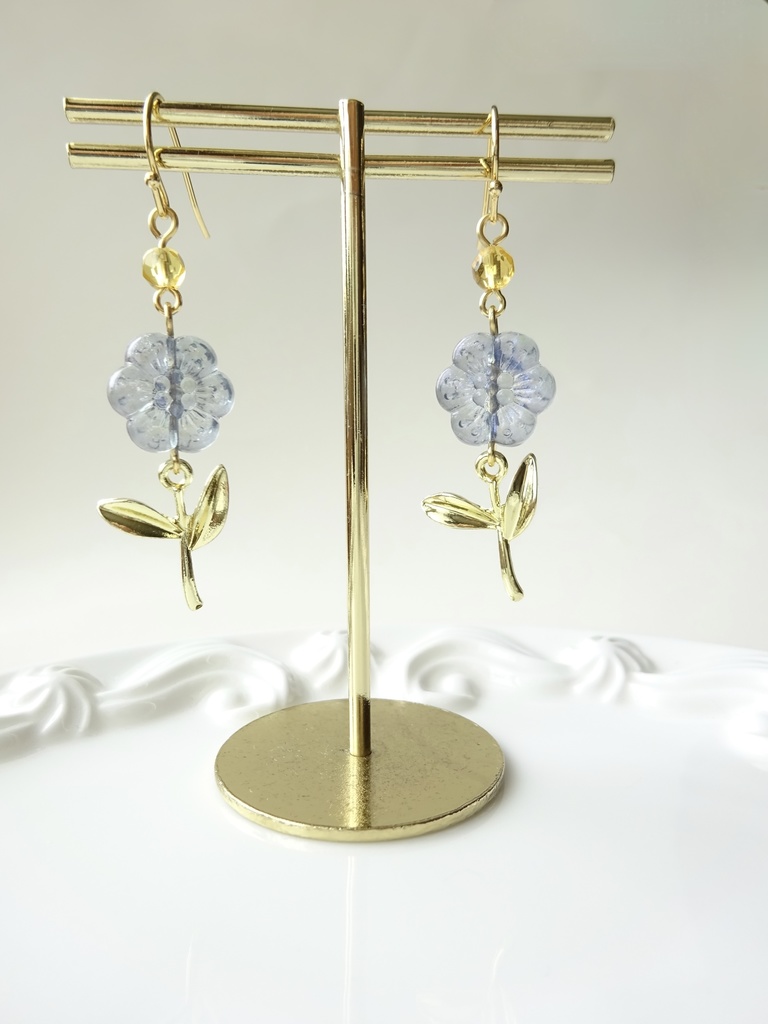 11時の花のピアス・ブルー(イヤリングOK)