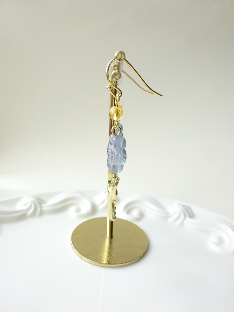 11時の花のピアス・ブルー(イヤリングOK)