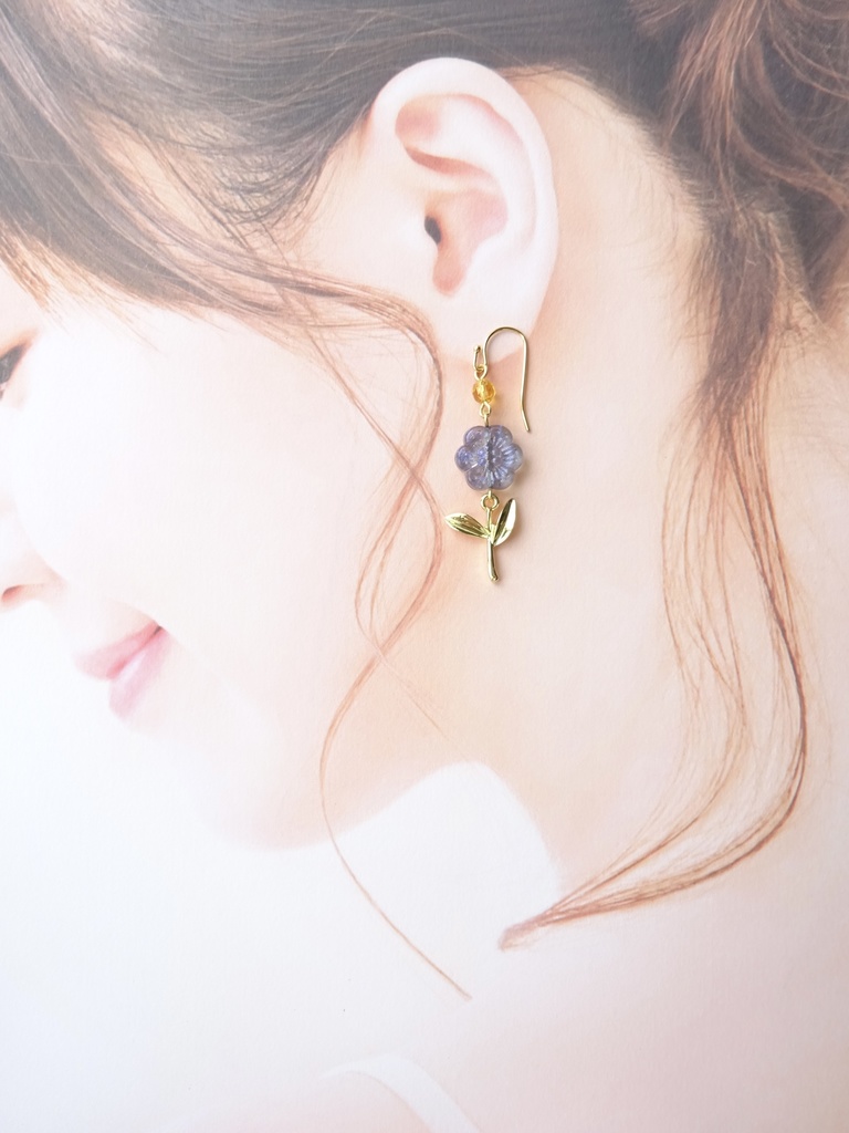 11時の花のピアス・ブルー(イヤリングOK)