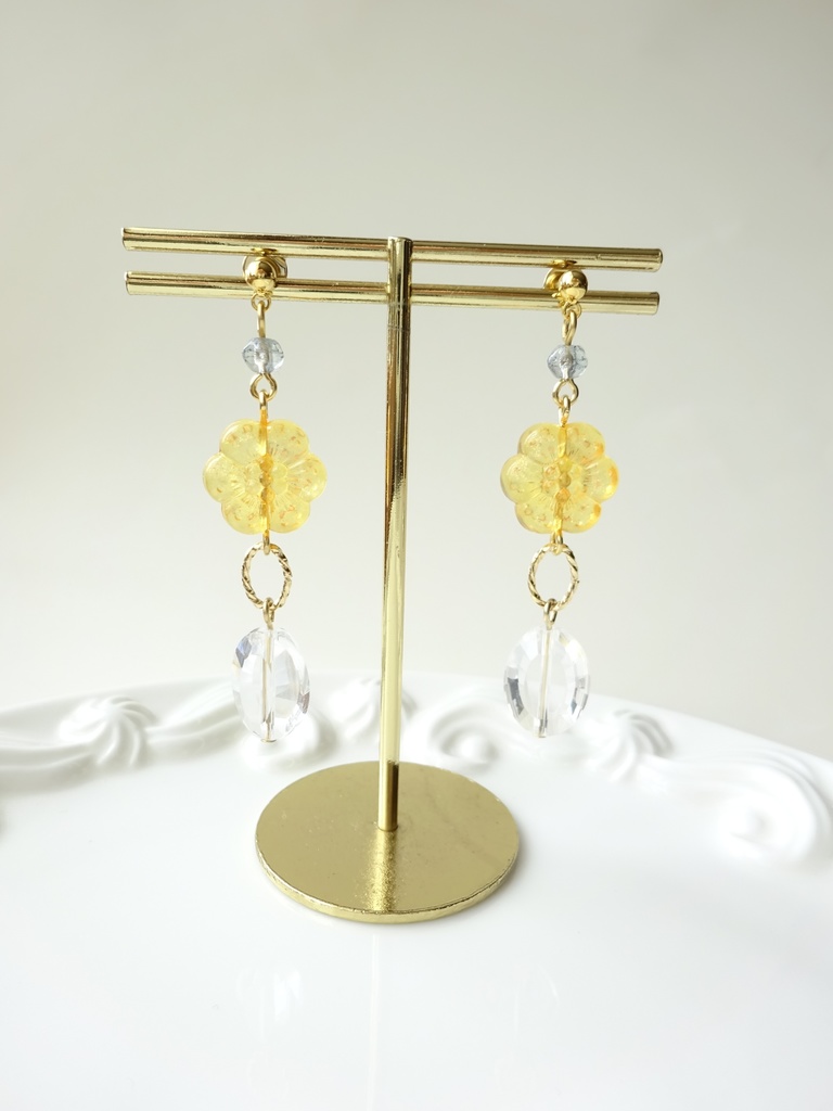 11時の花のピアス・イエロー(イヤリングOK)