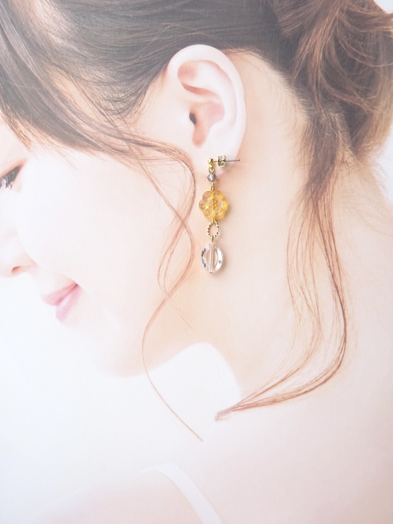 11時の花のピアス・イエロー(イヤリングOK)