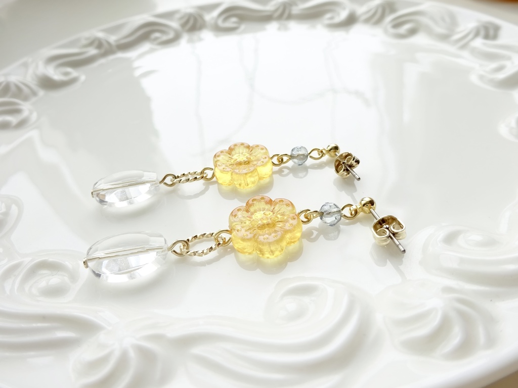 11時の花のピアス・イエロー(イヤリングOK)