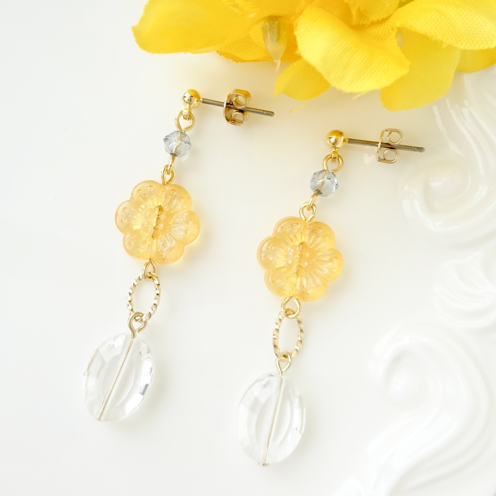 11時の花のピアス・イエロー(イヤリングOK)