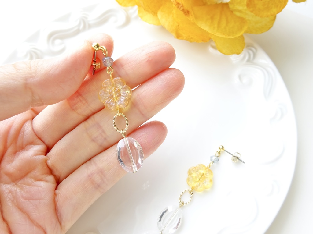 11時の花のピアス・イエロー(イヤリングOK)