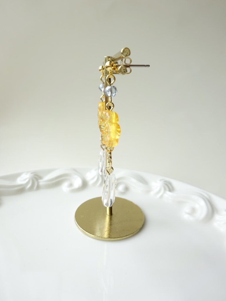 11時の花のピアス・イエロー(イヤリングOK)
