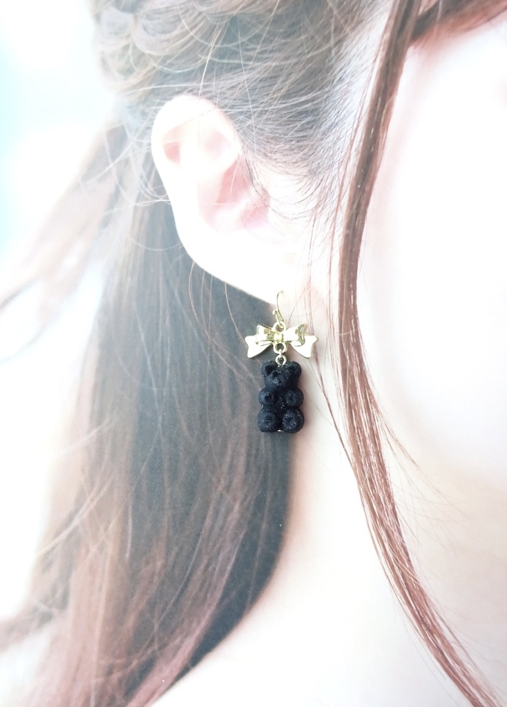金色リボンの黒いクマピアス(イヤリングOK)