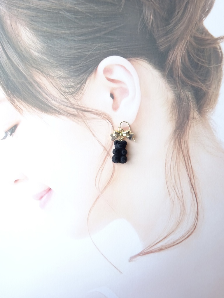 金色リボンの黒いクマピアス(イヤリングOK)
