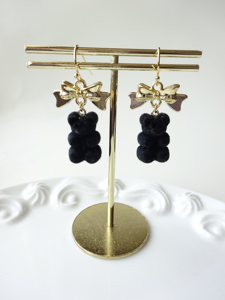 金色リボンの黒いクマピアス(イヤリングOK)