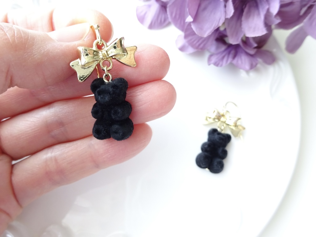金色リボンの黒いクマピアス(イヤリングOK)