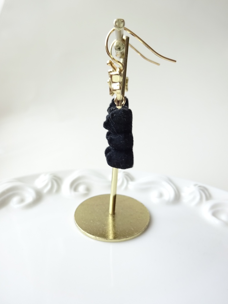 金色リボンの黒いクマピアス(イヤリングOK)